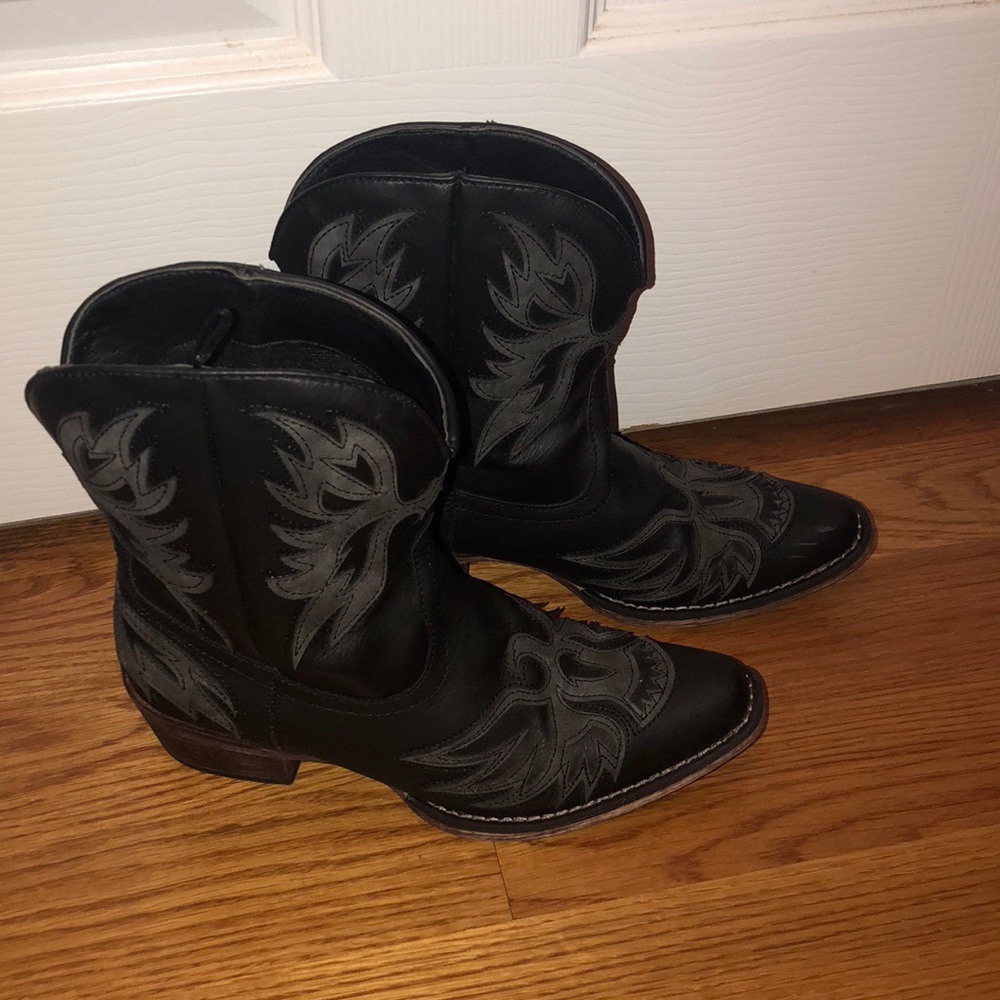 Women’s black cowgirl boots